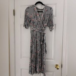 Grey/pink faux wrap dress with nursing access for breastfeeding mamas! 🤱